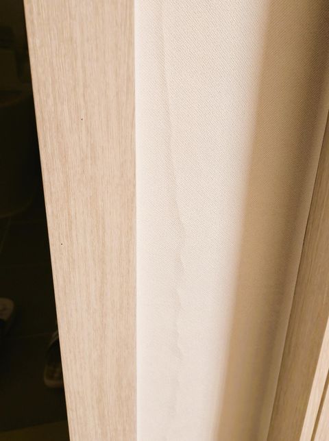 이거 벽에 균열 생긴건가요? 도배지 안쪽 벽이 튀어나왔는데의 0번 째 이미지