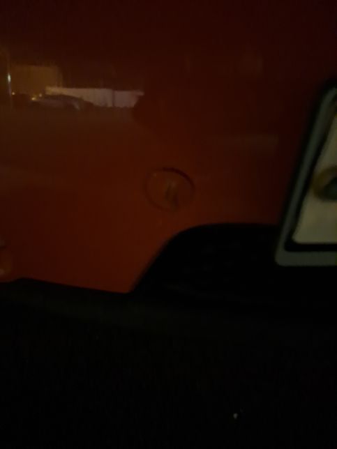 자동차 앞쪽에 흠집이인지 뭔지모르는데 수리되나요??의 0번 째 이미지