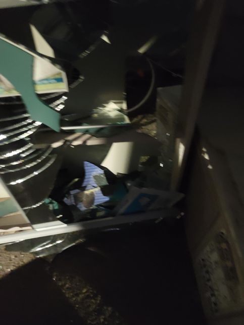 남의집앞에 화장실선반을 버리고 갔는데 유리가 깨져버렸어요 이거 누가 치워야하나요?의 0번 째 이미지