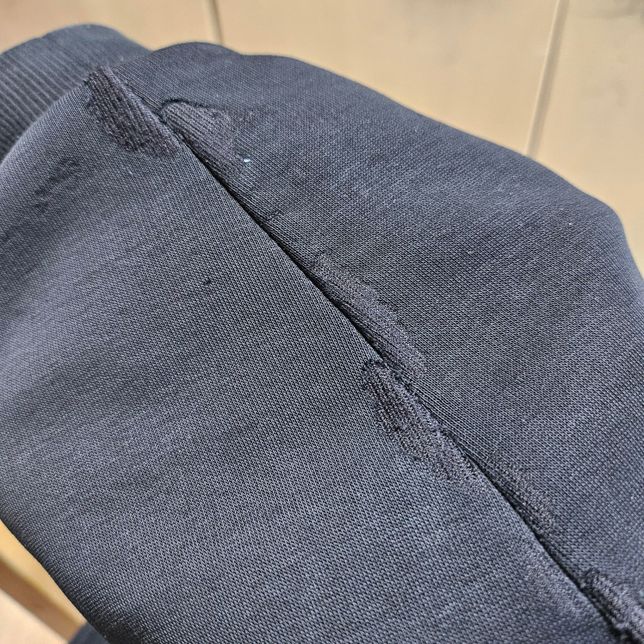 아이 교복 후드 점퍼 소매 부분이 갑자기 이렇게 됐는데 왜 그런건가요?의 0번 째 이미지