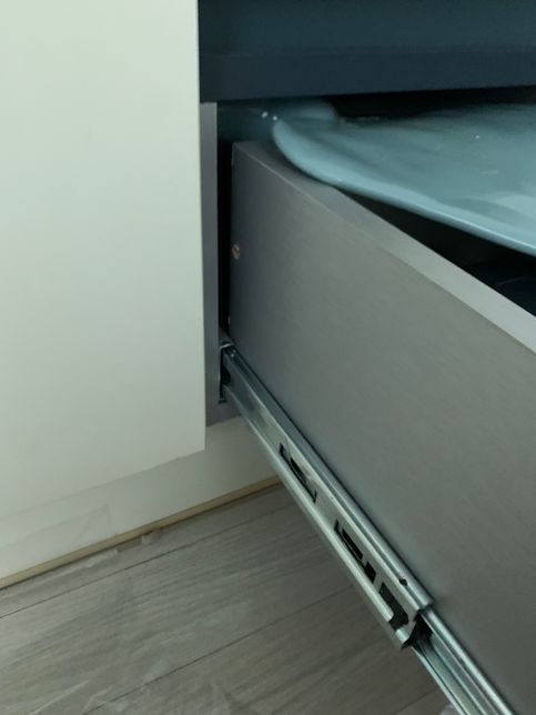 서랍장 사이에 물건이 껴서 도통 나오질 않습이다 도와두세요의 2번 째 이미지