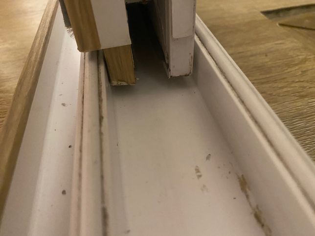 샷시를 빼다가 중간에 한쪽이 끼었어요.의 1번 째 이미지