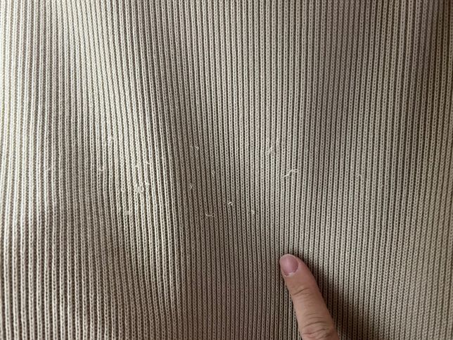 니트 등판에 뾰족한거에 닿아 실이 나갔는데 수선 가능할까요?의 0번 째 이미지