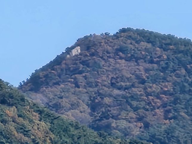 장산 주봉 인근 봉우리 바위 형상이 허탈해 보이는 이유는 무엇인가요?의 0번 째 이미지