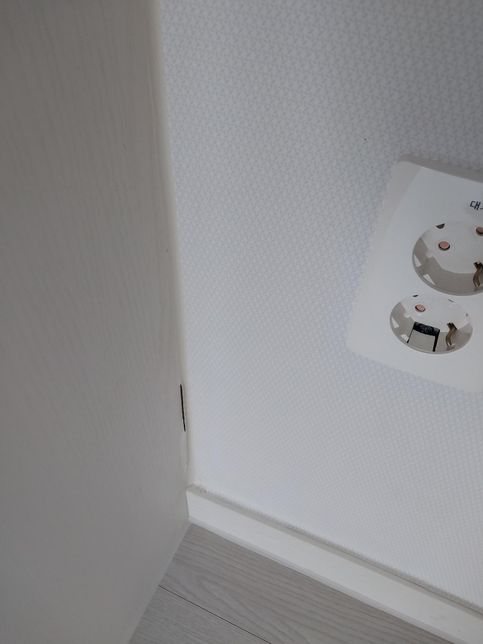 아파트 임대인에 손상 벽지 보수 요청 가능할까요?의 1번 째 이미지