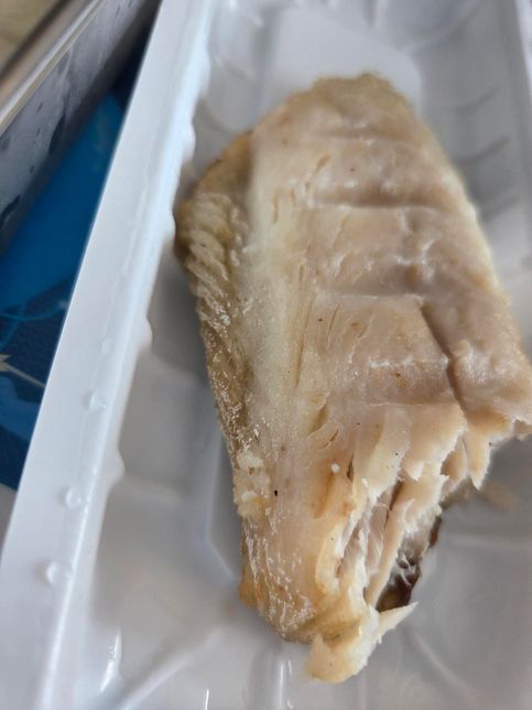 비비고 삼치구이를 샀는데 이렇게 하얀점이 있는데 먹어도 괜찮나요?의 0번 째 이미지