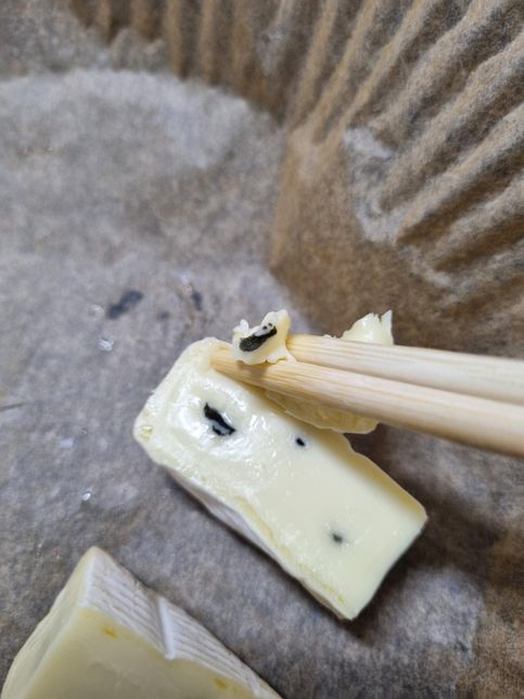 캄보졸라 블루치즈 곰팡이 색상이 검은색인가요?의 0번 째 이미지