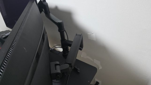 듀얼모니터암 한쪽 고정 안 되고 내려감 어느것을 조이나요?의 0번 째 이미지