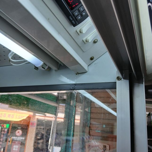 쇼케이스 냉장고에 물이 흐르는 현상?의 0번 째 이미지