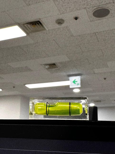 휴먼스케일 모니터암 좌우 수평 맞추는 방법의 0번 째 이미지