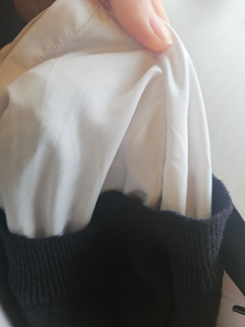 니트랑 붙어있는 이염된 흰색 블라우스 부분 복구 가능한가요,의 0번 째 이미지