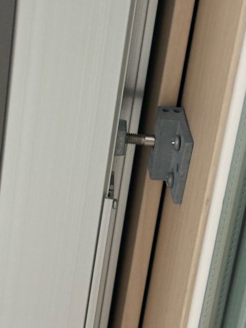 창문고정되어져있는 이 장치는 방범장치일가요?의 1번 째 이미지