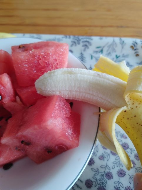 바나나와 수박을 함께 먹으면 더위를 추가로 식힐 수 있을까요?의 0번 째 이미지