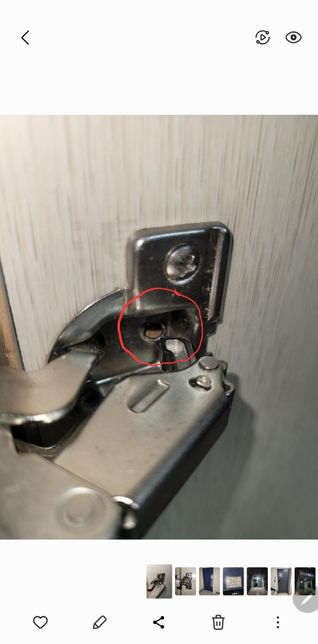 장롱 180도 경첩 문짝 고정나사가 빠진것 같아요의 1번 째 이미지