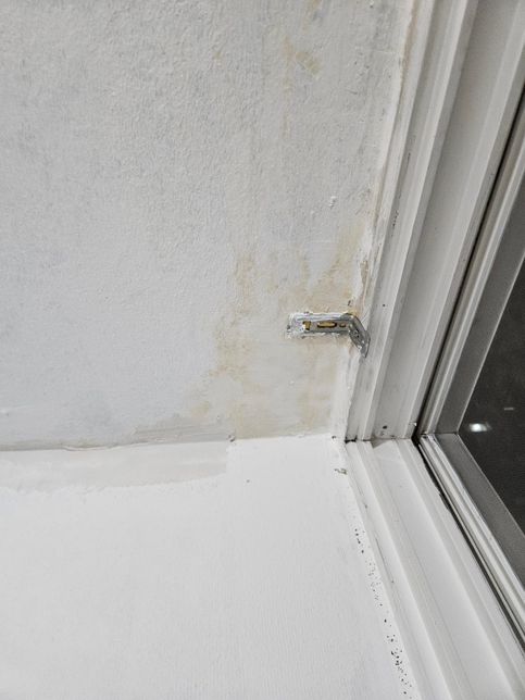 페인트를 칠한 부분 일부개 노랗게 변했는데 이유가 뭘까요?의 0번 째 이미지