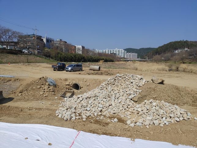 사회에서 중요한 일을 제대로 안하고 자기 이익에만 축내려고 다른 사람에게 피해를 주는 사람에게 왜 돈밖에 모른다는 비유를 하나요?의 1번 째 이미지