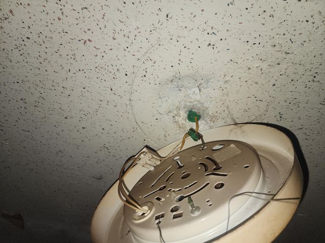 베란다 조명 설치된게 이상해요. ..의 0번 째 이미지