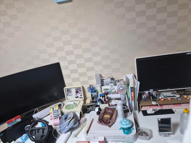 도대체 이런 책상은 어떻게 꾸며야하는거죠?의 0번 째 이미지