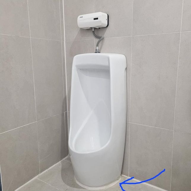 소변기와 바닥이 닿는 부분이 샙니다. 셀프로 해결할 수 있을까요?의 0번 째 이미지