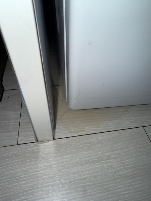 빌트인세탁기 왼쪽 밑 물이 고여있습니다..의 2번 째 이미지