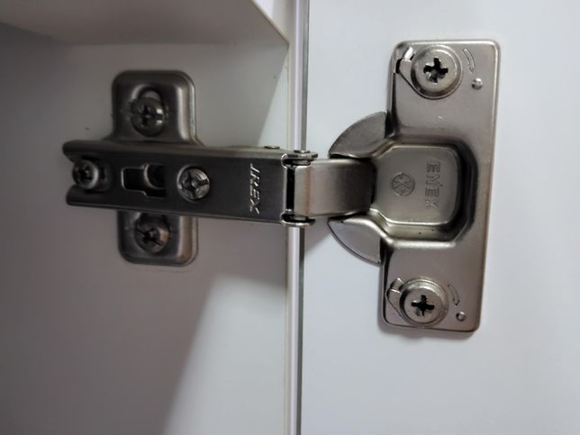 씽크대 문에 달려 있는 이 부품 이름이 뭘까요?의 0번 째 이미지