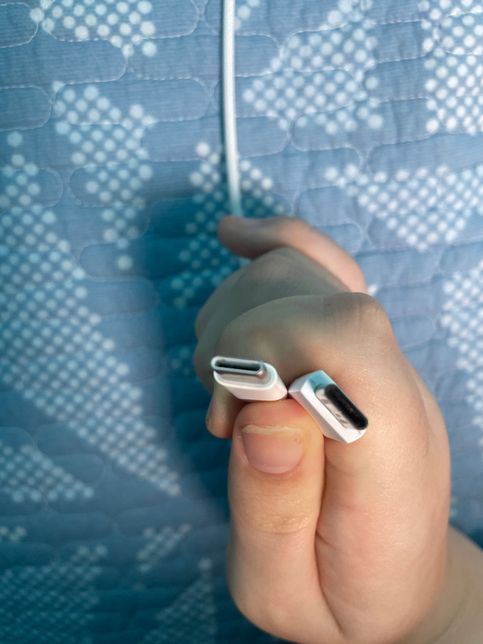 에어팟 프로2 케이스 충전할 때 애플 c타입 단자만 안꽃히는데 왜 그런가요?의 0번 째 이미지