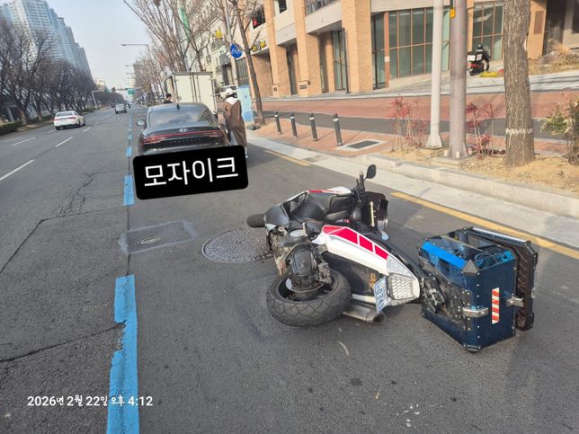 상대차량 유턴후 급차선 변경 저는 직진중 부딫히는 사고가 났습니다의 0번 째 이미지