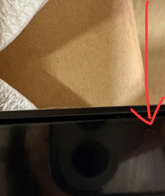 모니터 구입했는데 필름지 뜯기 전인데 양쪽 모서리 부분 작은 기포가 있네요의 0번 째 이미지