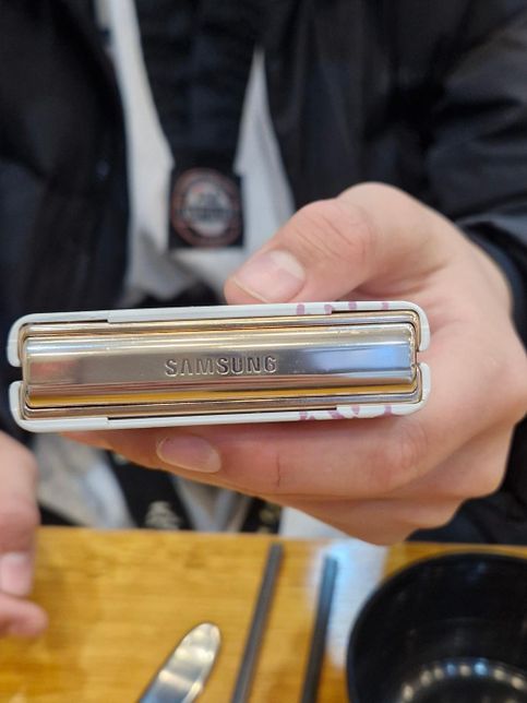 갤럭시z플립 4 액정 안펴짐 현상 및 비용의 0번 째 이미지