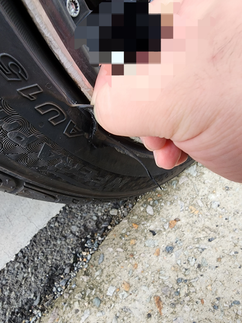 타이어로 연석을 그었습니다. 어떻게 해야할지...의 2번 째 이미지