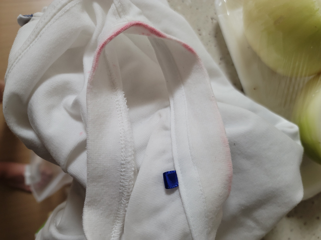 하얀 티셔츠에 락스를 뿌리니 붉게 물들었어요의 0번 째 이미지