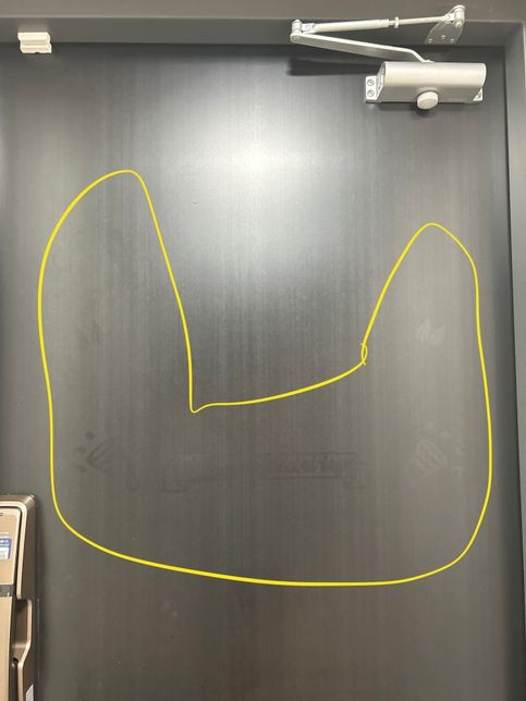 현관문 이벤트 후 스티커 자국 제거방법의 0번 째 이미지