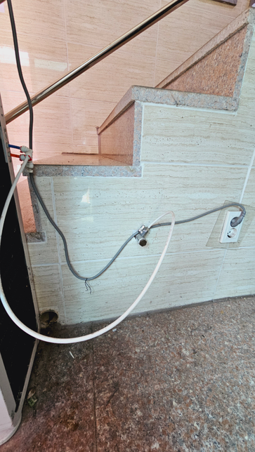 정수기 아래 구멍..배수관 일까요?의 0번 째 이미지