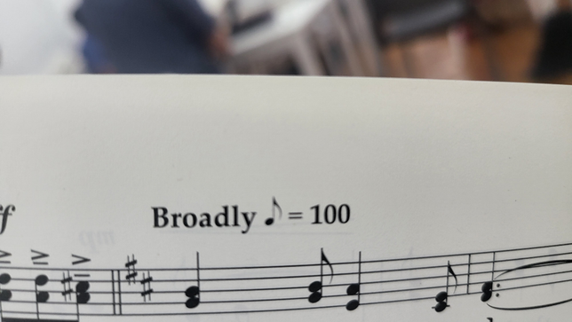 악보에서 broadly는 무엇을 말하나요?의 0번 째 이미지