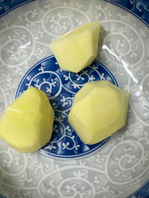 감자 색이 노란빛~ 초록빛이 도는데 먹어도 될까요??의 0번 째 이미지