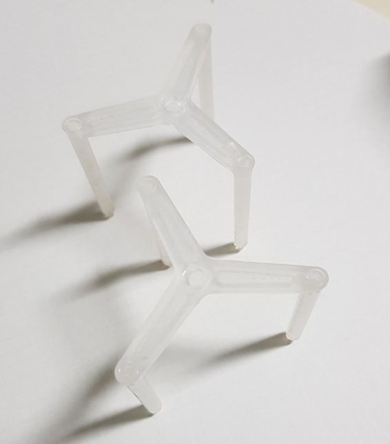 피자를 시키면 파자 사이에 있는 삼발이 모양 플라스틱의 역할은 무엇인가요?의 0번 째 이미지