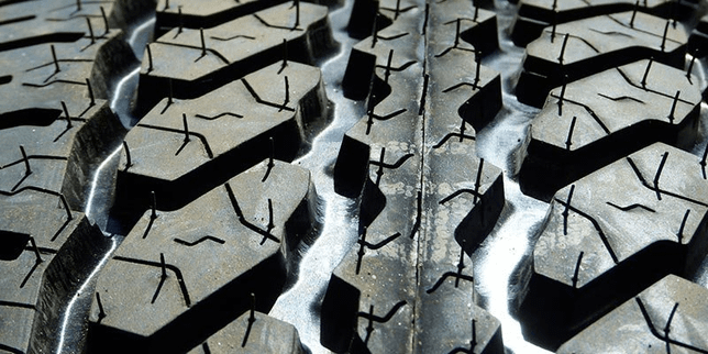 자동차 타이어에 털처럼 나있는 이것은 어떤 기능을 하나요?의 0번 째 이미지