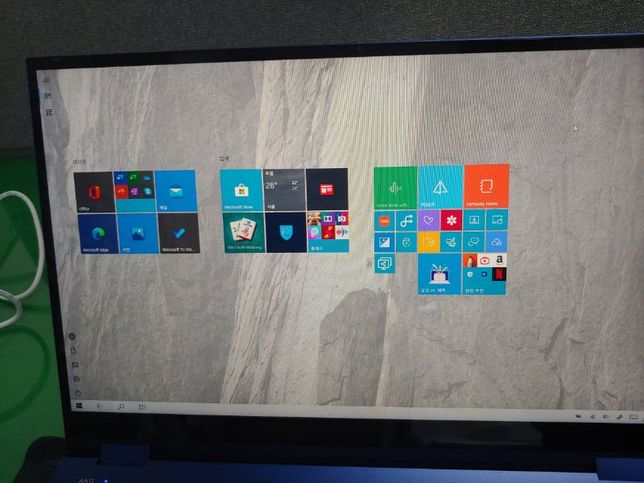 노트북 바탕화면에 실행창?같은게 뜨는데 이거 어떻게 없애나요?의 0번 째 이미지