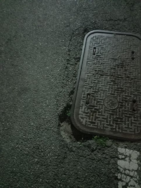 주택가 도로 아스팔트가 깨져서 생긴 홈에 걸려 다쳤다면 관련기관에 치료비를 청구할 수 있나요?의 0번 째 이미지