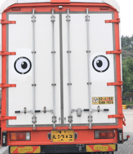 차량 (특히 트럭) 후미에 눈을 그려넣는 이유가 뭔가요?의 0번 째 이미지