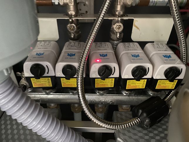 싱크대 밑에 위치한 보일러 분배기 사용법 질문입니다의 0번 째 이미지