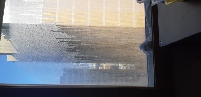 주방쪽 창문에 물방울이 맺혀있어요.의 0번 째 이미지