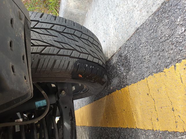 타이어 옆에 펑크 났어요 교환해야할까요?의 0번 째 이미지