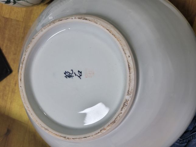 도자기가 있어서 한번 올림니다. 낙관인분이 어떤 분인가요? 유명하신분인지 좀 알려주세요의 0번 째 이미지
