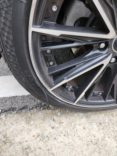 타이어로 연석을 그었습니다. 어떻게 해야할지...의 0번 째 이미지