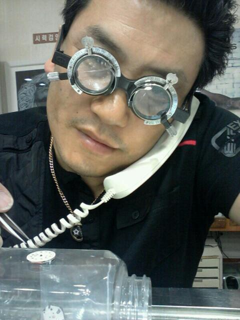 손가락에 순간접착제가 묻었어요 이거 어떻게 제거 하나요?의 0번 째 이미지