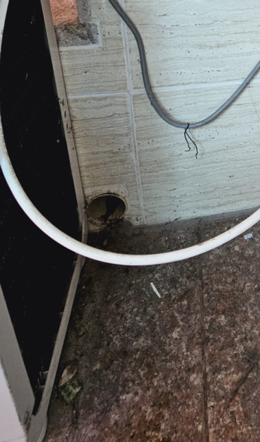 정수기 아래 구멍..배수관 일까요?의 1번 째 이미지