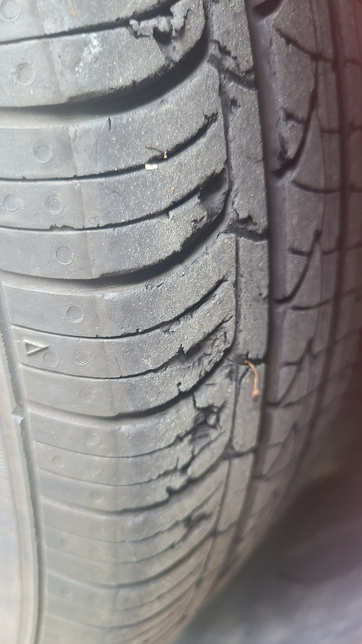 자동차 앞타이어가 갈라졌는데 운행 가능할까요?의 0번 째 이미지