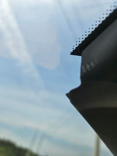 빌트인캠2 케이스 원래 깨져있나요?의 2번 째 이미지