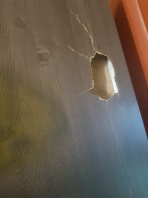 테이블 구멍이 났는데 어떻게 수리해야될까요?의 0번 째 이미지